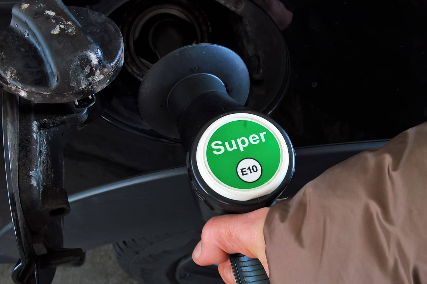 Super E10: Der Kraftstoff ist aktuell günstiger als Diesel.