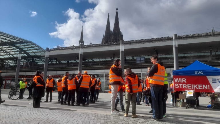 Streikende am Kölner Hauptbahnhof