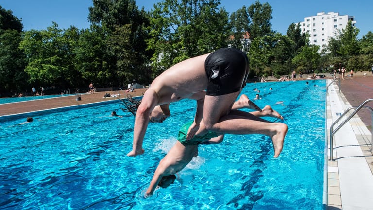Männer oben ohne: Ein normales Bild in deutschen Schwimmbädern.
