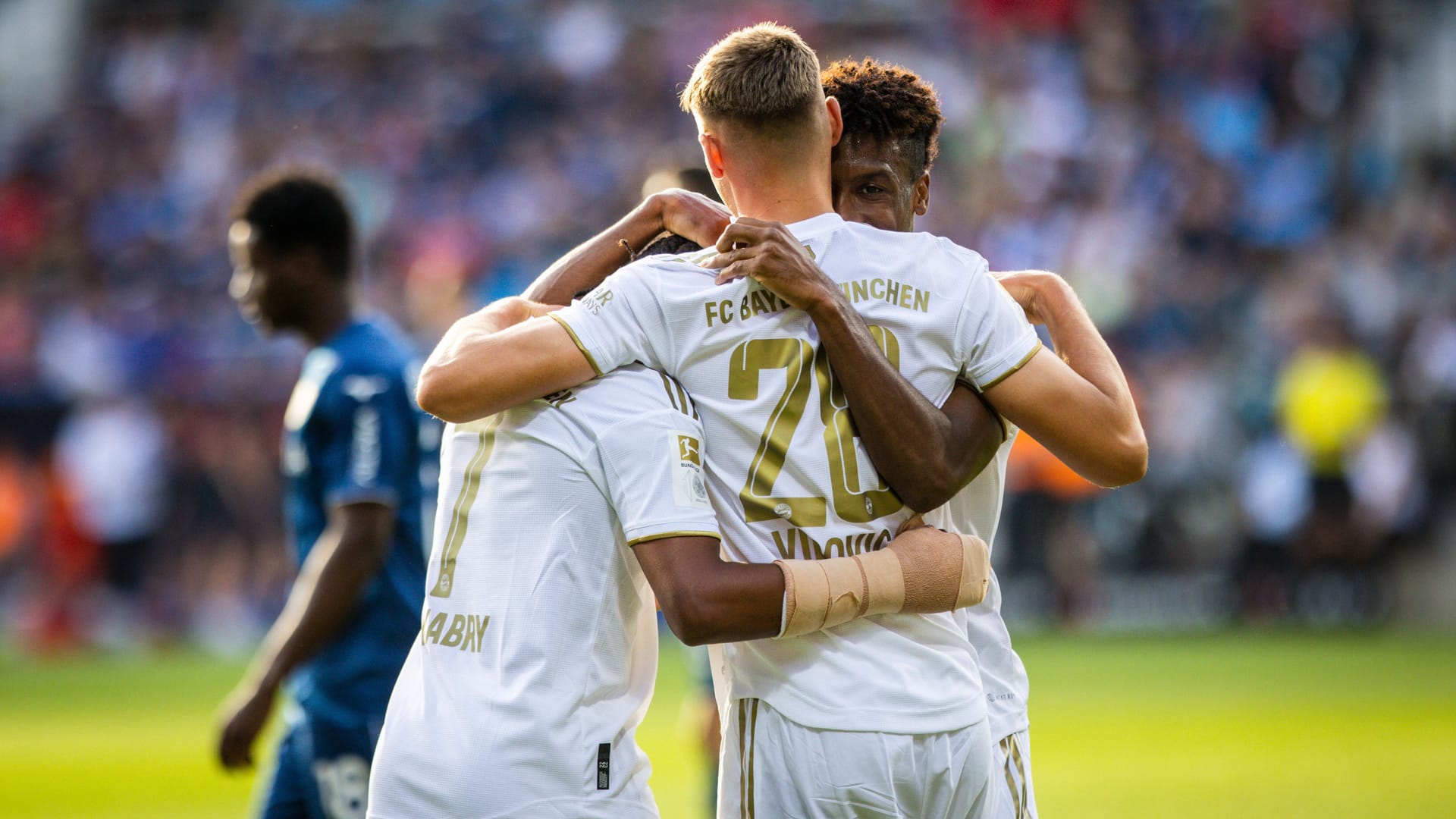 Gabriel Vidovic (M.): Serge Gnabry (l.) bedankt sich beim 7:0 des FC Bayern für die Torvorlage bei Vidovic. Auch Kingsley Coman gratuliert ihm zu seinem ersten Assist.