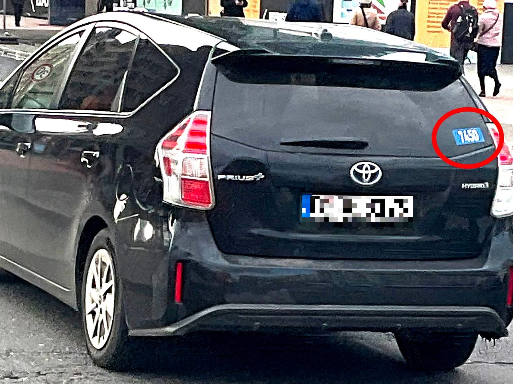 Blauer Aufkleber mit weißen Zahlen auf dem Auto: Das bedeutet der