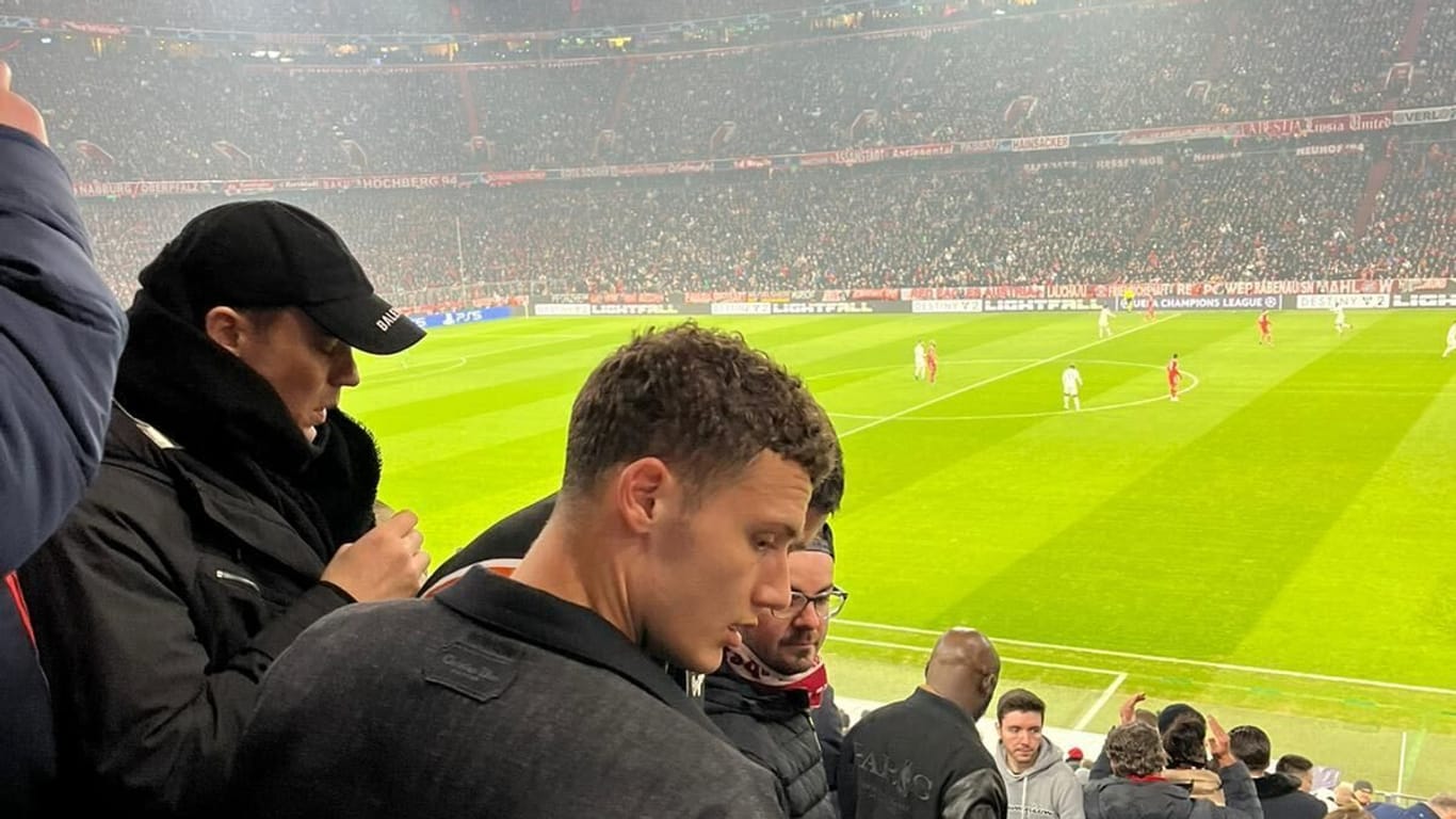 Manuel Neuer (links mit Kappe) beim PSG-Spiel im Stadion.