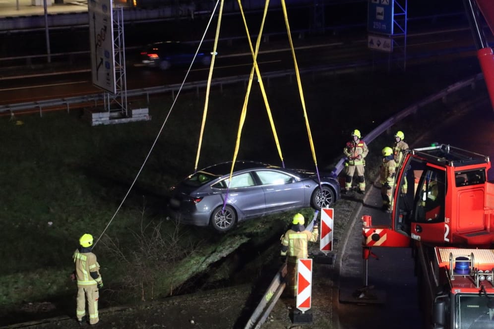 Der Unfallort: Der Pkw musste von Rettungskräften angehoben werden.