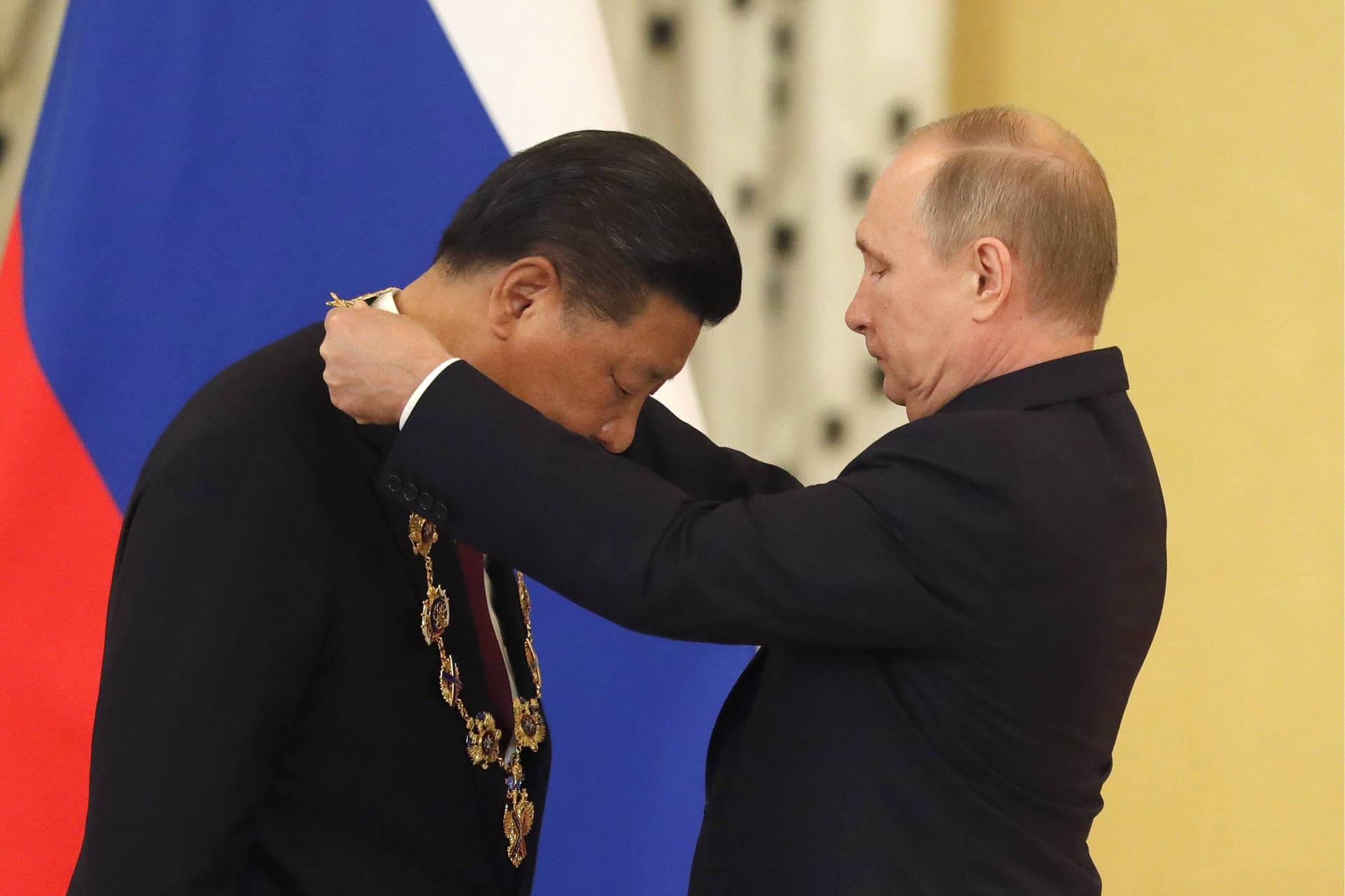 Im Jahr 2017 verleiht Putin im Moskauer Kreml Xi einen Orden des Apostels Andreas.