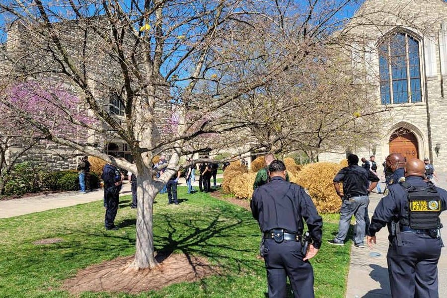 Schießerei in Tennessee: Polizisten sichern eine Grundschule in Nashville.