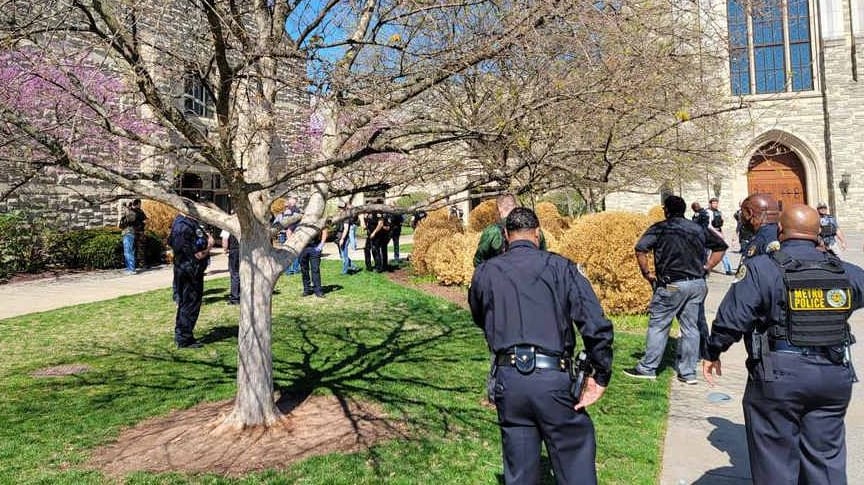 Schießerei in Tennessee: Polizisten sichern eine Grundschule in Nashville.