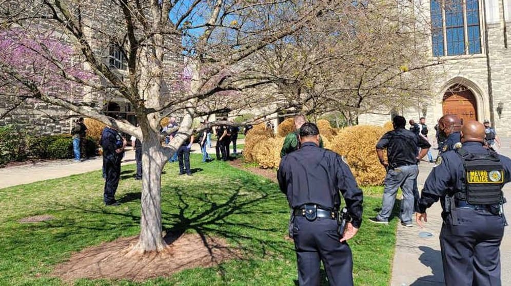Schießerei in Tennessee: Polizisten sichern eine Grundschule in Nashville.