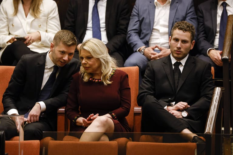 Sara Netanyahu mit ihren Söhnen Avner and Jair, 2022