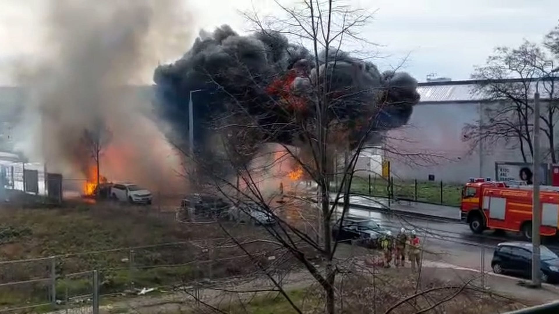 In Dresden-Friedrichstadt brennt eine Gasleitung: Mittlerweile sind die Flammen kleiner geworden – die Rauch- und Hitzeentwicklung sei allerdings immer noch stark.