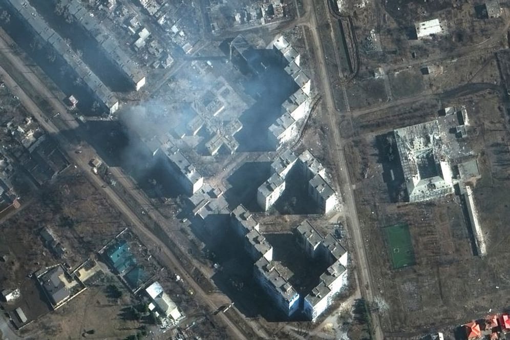 Ein Satellitenbild zeigt ein brennendes Gebäude in der ukrainischen Stadt Bachmut: Heute ist Bachmut weitgehend zerstört. Von den ursprünglich 70.0000 Einwohnern leben dort nur noch wenige Tausend.