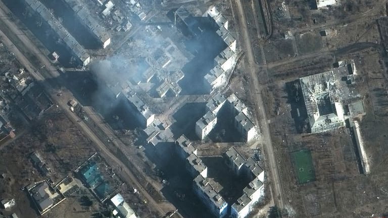 Ein Satellitenbild zeigt ein brennendes Gebäude in der ukrainischen Stadt Bachmut: Heute ist Bachmut weitgehend zerstört. Von den ursprünglich 70.0000 Einwohnern leben dort nur noch wenige Tausend.