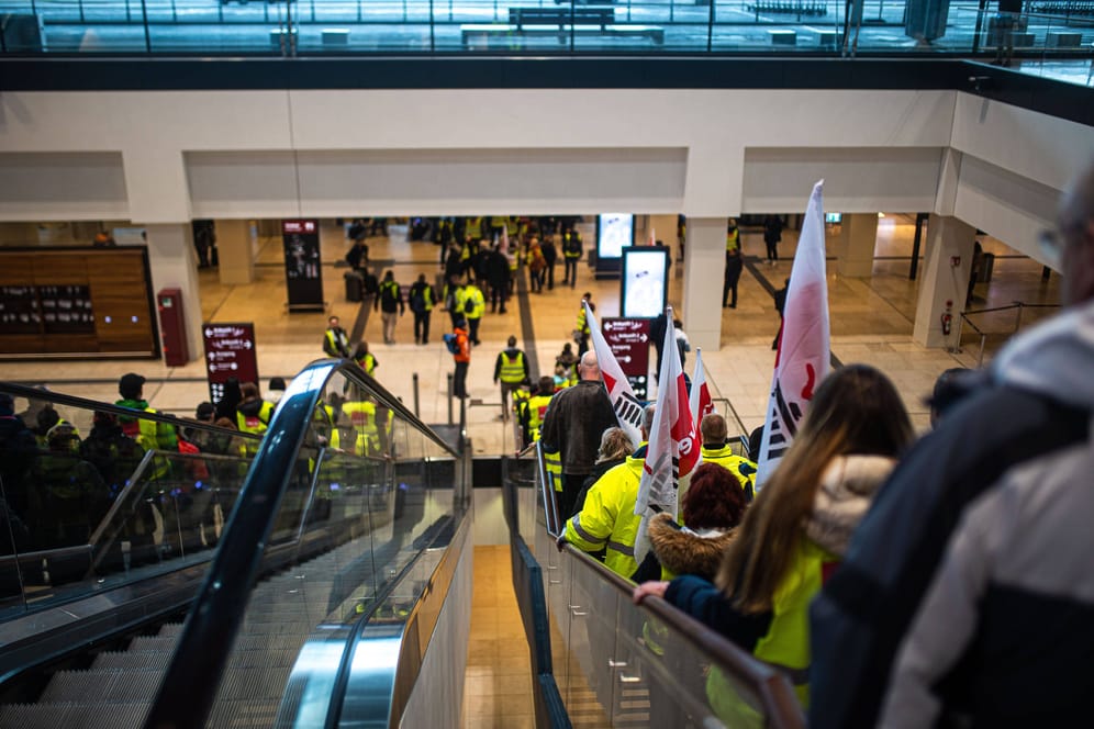 Streikende am Flughafen BER (Archivbild): Am Montag soll hier alles nach Plan laufen. Zu Verspätungen kann es trotzdem kommen.