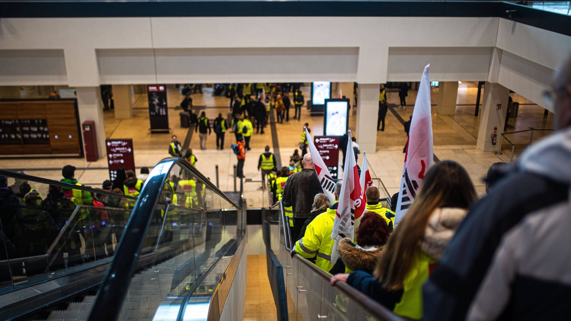 Streikende am Flughafen BER (Archivbild): Am Montag soll hier alles nach Plan laufen. Zu Verspätungen kann es trotzdem kommen.