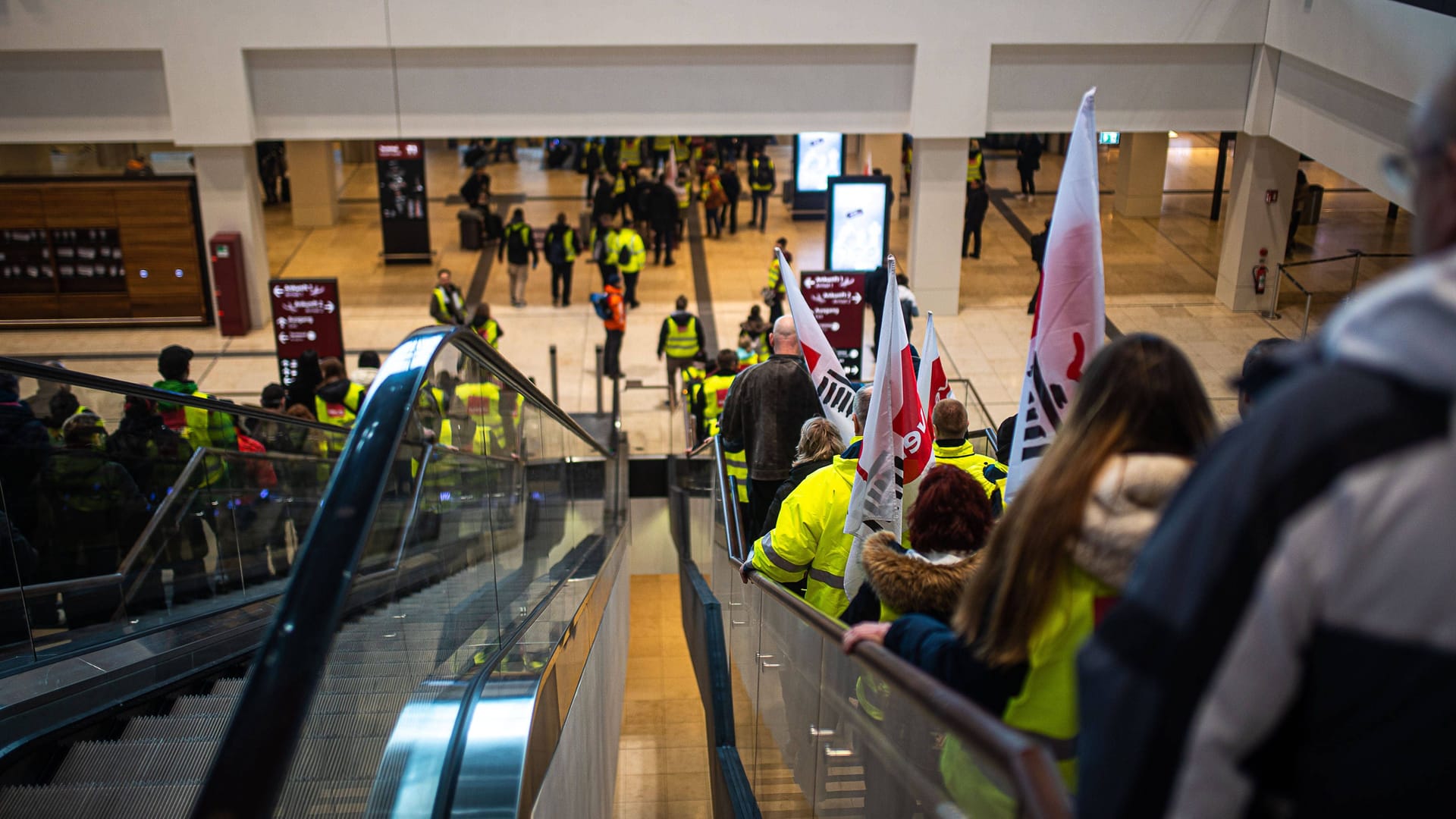 Streikende am Flughafen BER (Archivbild): Am Montag soll hier alles nach Plan laufen. Zu Verspätungen kann es trotzdem kommen. Streikende am Flughafen BER (Archivbild): Am Montag soll hier alles nach Plan laufen. Zu Verspätungen kann es trotzdem kommen.