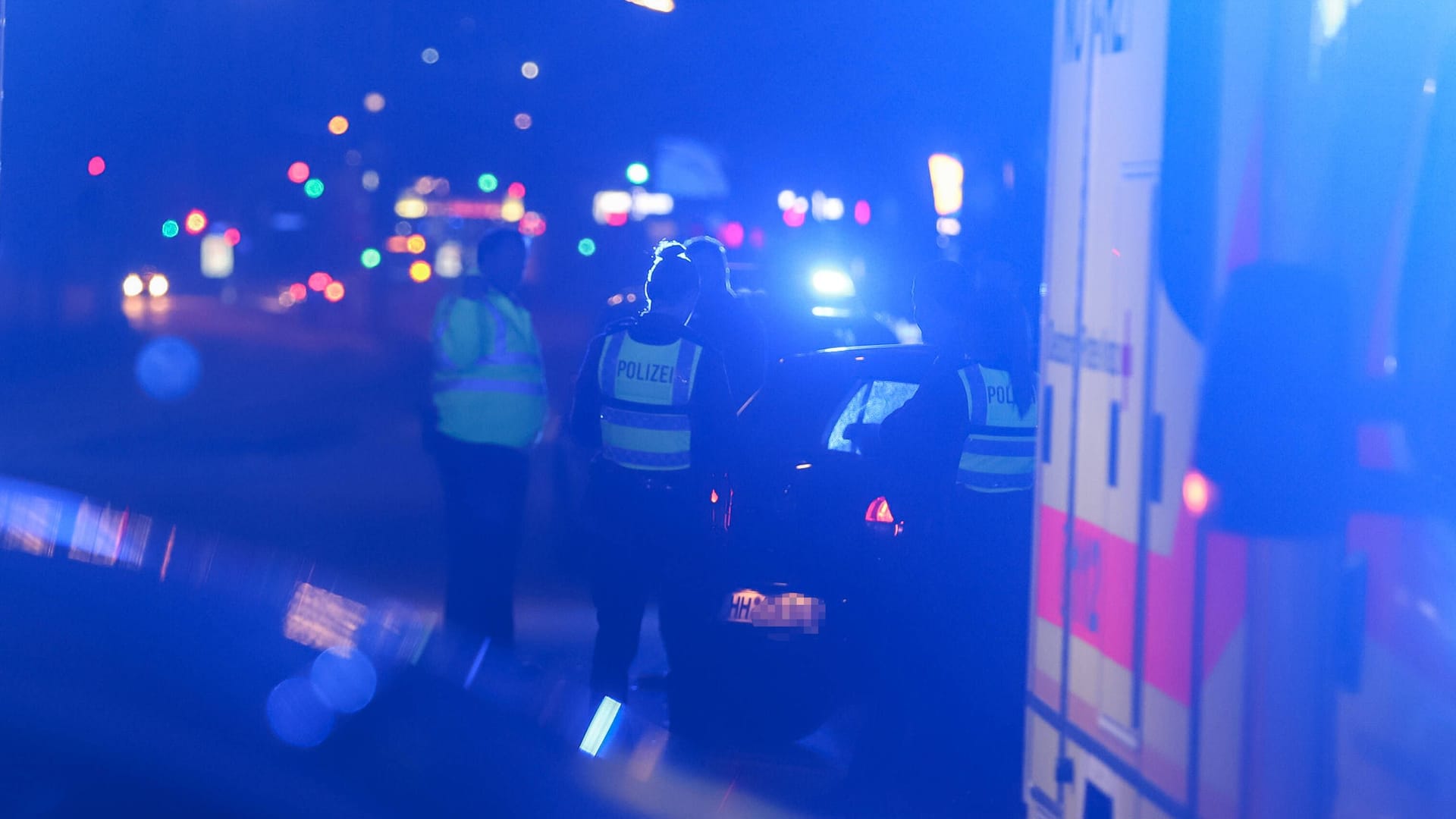 Polizisten stehen im Blaulicht bei einer Unfallstelle (Symbolbild): Ein Verfolgungsjagd durch bremen endete glimpflich. Polizisten stehen im Blaulicht bei einer Unfallstelle (Symbolbild): Ein Verfolgungsjagd durch bremen endete glimpflich.