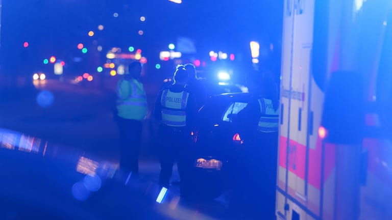 Polizisten stehen im Blaulicht bei einer Unfallstelle (Symbolbild): Ein Verfolgungsjagd durch bremen endete glimpflich.