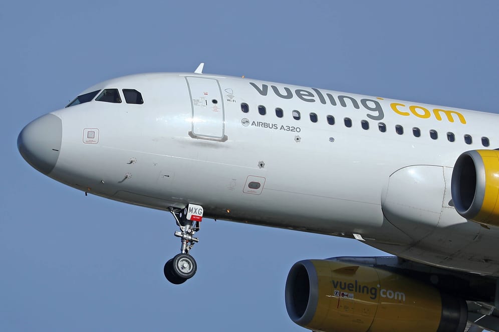 Flugzeug der spanisch Airline Vueling (Archivbild): Die Fluggesellschaft muss 30.000 Euro Strafe zahlen.