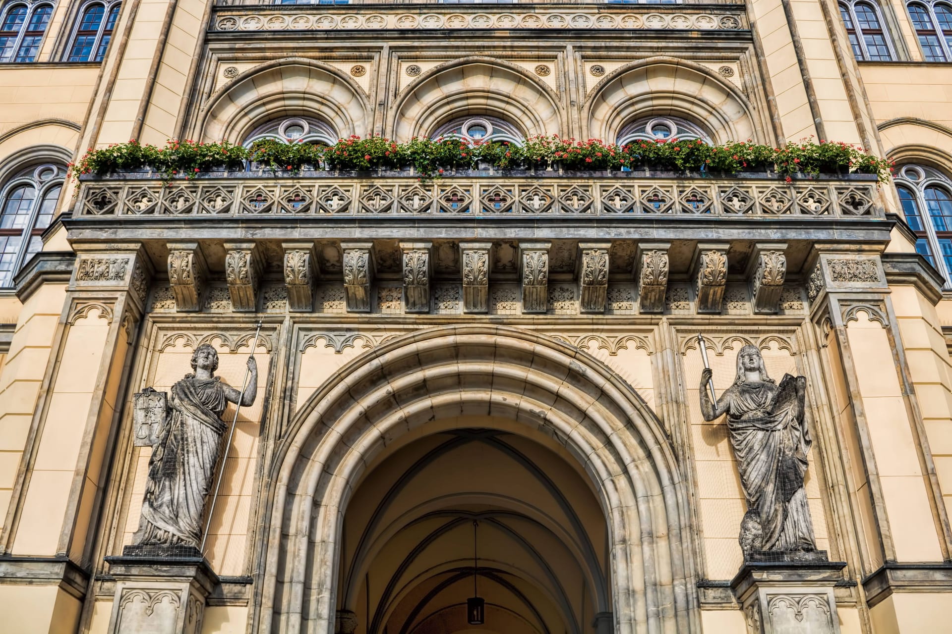 Fassade am Alten Rathaus Zittau: Im Rathaus fand zu dem Zeitpunkt eine Stadtratssitzung statt.