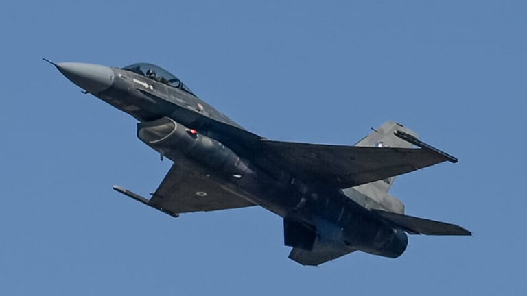 Ein F-16-Kampfjet (Archivbild): Der ukrainische Außenminister fordert Deutschland auf, mit der Ausbildung von Piloten zu beginnen.