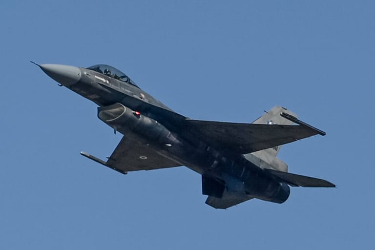 Ein F-16-Kampfjet (Archivbild): Der ukrainische Außenminister fordert Deutschland auf, mit der Ausbildung von Piloten zu beginnen.