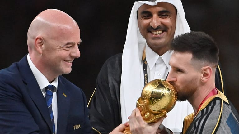 Fifa-Präsident Gianni Infantino (l.) neben dem Emir von Katar und Lionel Messi im WM-Finale: Das Turnier hallt noch weiter nach.