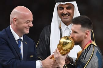 Fifa-Präsident Gianni Infantino (l.) neben dem Emir von Katar und Lionel Messi im WM-Finale: Das Turnier hallt noch weiter nach.