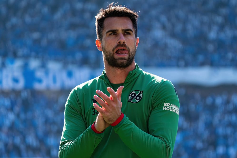 Luka Krajnc: Der Abwehrspieler von Hannover 96 stand nach einem Schwächeanfall trotzdem im Derby gegen Braunschweig auf dem Platz.