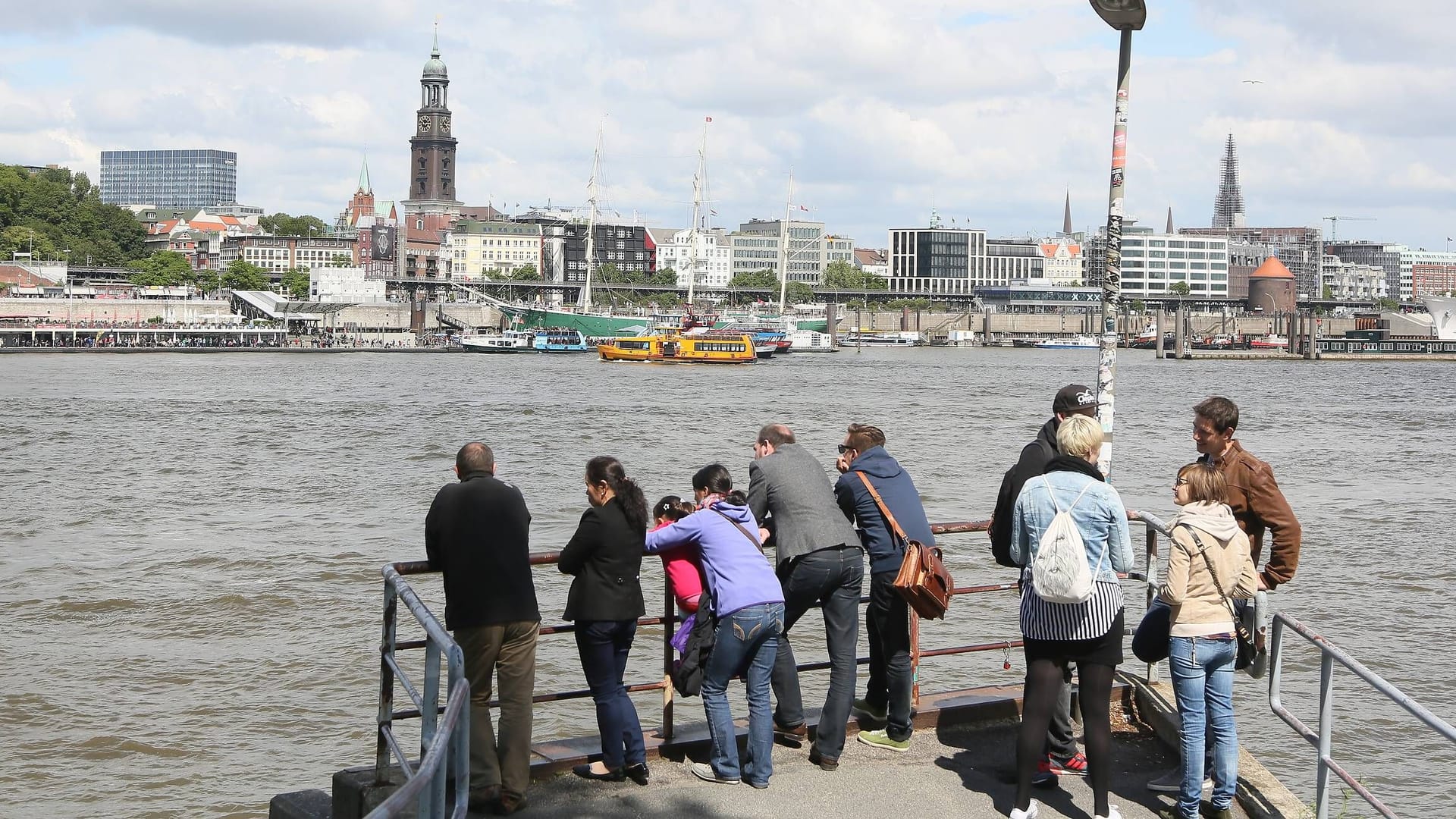 Touristen betrachten das Elbpanorama (Symbolbild): Hamburg lässt bei den Inlandszielen andere Großstädte hinter sich. Touristen betrachten das Elbpanorama (Symbolbild): Hamburg lässt bei den Inlandszielen andere Großstädte hinter sich.