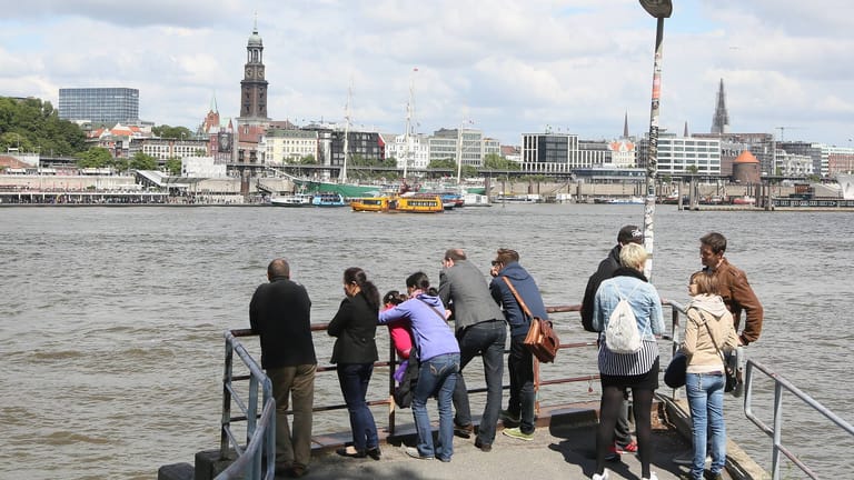 Touristen betrachten das Elbpanorama (Symbolbild): Hamburg lässt bei den Inlandszielen andere Großstädte hinter sich.