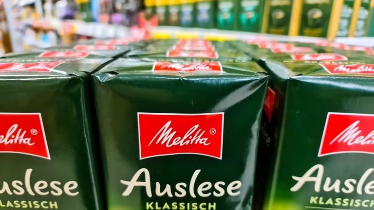 Packungen der Kaffeemarke Melitta in einem Regal (Symbolfoto): Die Polizei warnt vor dem Ankauf des Diebesguts.