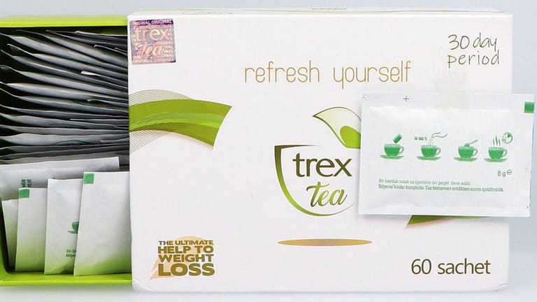 Bei dem sog. Schlankeitsmittel „Trex Tea“ handelt es sich um ein wasserlösliches, weißes Pulver welches nach dem Aufguss getrunken werden soll. Die Packung erweckt auf irreführende Weise den Eindruck, es handele sich um ein rein pflanzliches Mittel.