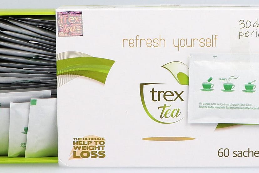 Bei dem sog. Schlankeitsmittel „Trex Tea“ handelt es sich um ein wasserlösliches, weißes Pulver welches nach dem Aufguss getrunken werden soll. Die Packung erweckt auf irreführende Weise den Eindruck, es handele sich um ein rein pflanzliches Mittel.