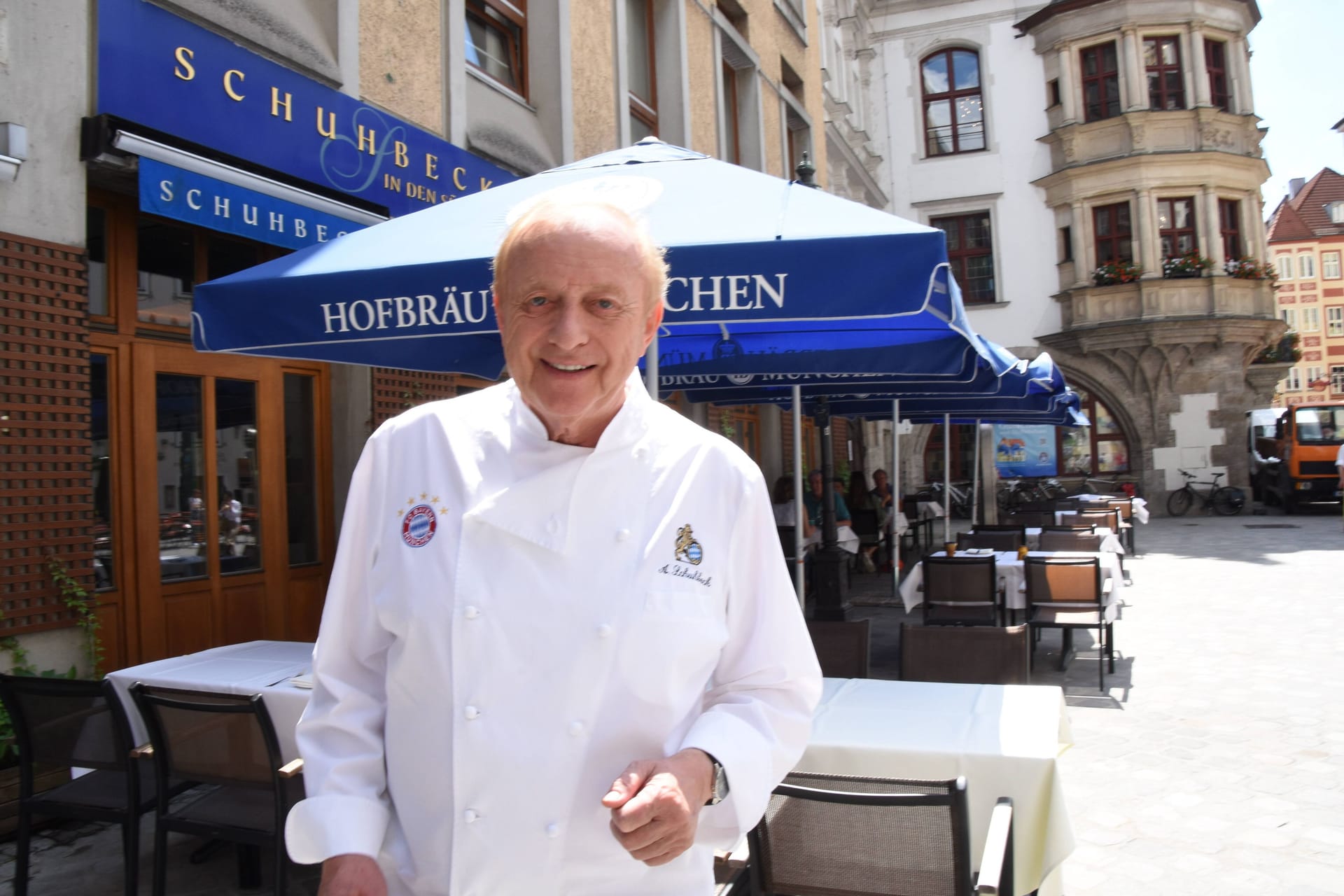 Alfons Schuhbeck vor seinem inzwischen geschlossenen Restaurant in München am Platzl (Archivbild): Nun will ihn sein Vermieter aus der Wohnung klagen.