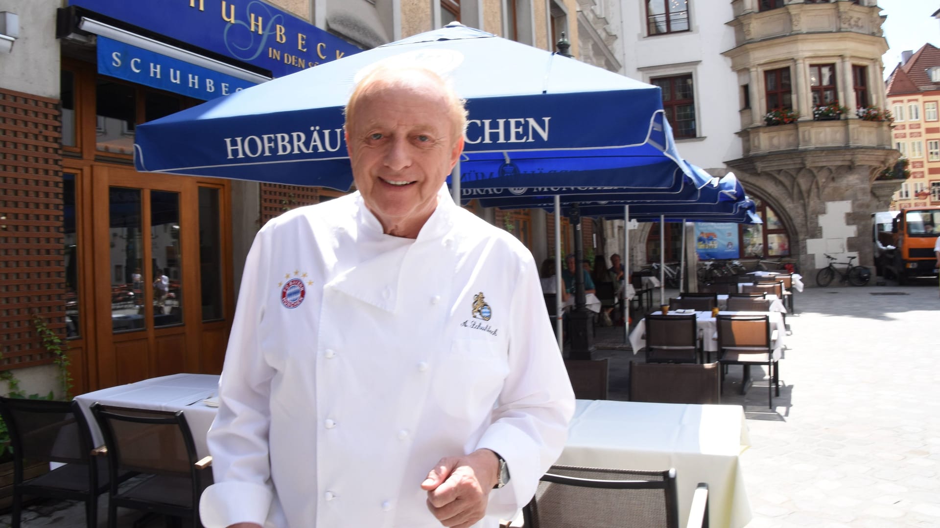 Alfons Schuhbeck vor seinem inzwischen geschlossenen Restaurant in München am Platzl (Archivbild): Nun will ihn sein Vermieter aus der Wohnung klagen.