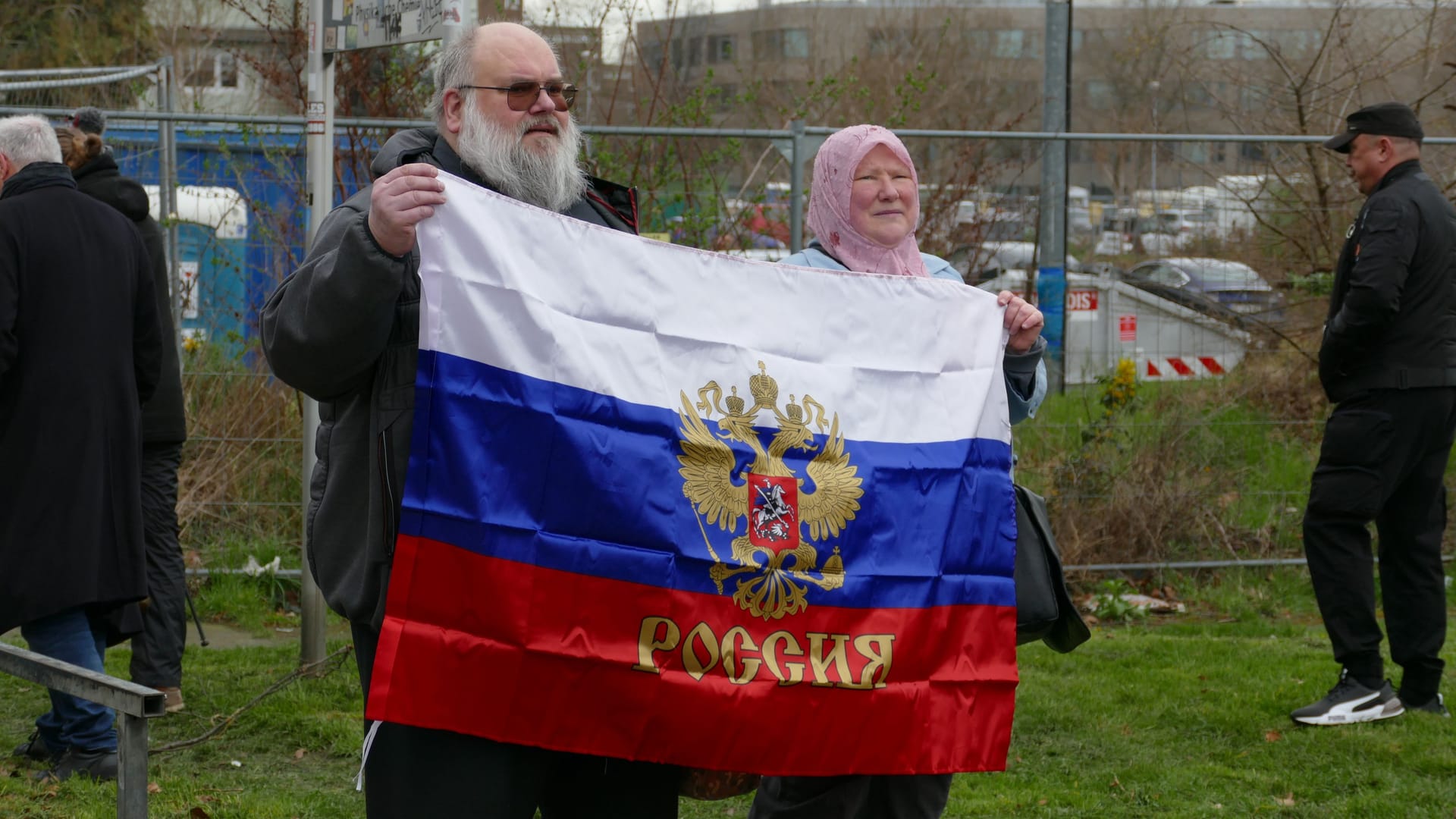 Demo-Teilnehmer: Der frühere Linksterrorist Bernhard Falk ist nach langer Haft zum Islamismus konvertiert, bewegt sich in salafistischen Kreisen und tritt heute als großer Russland-Unterstützer auf.