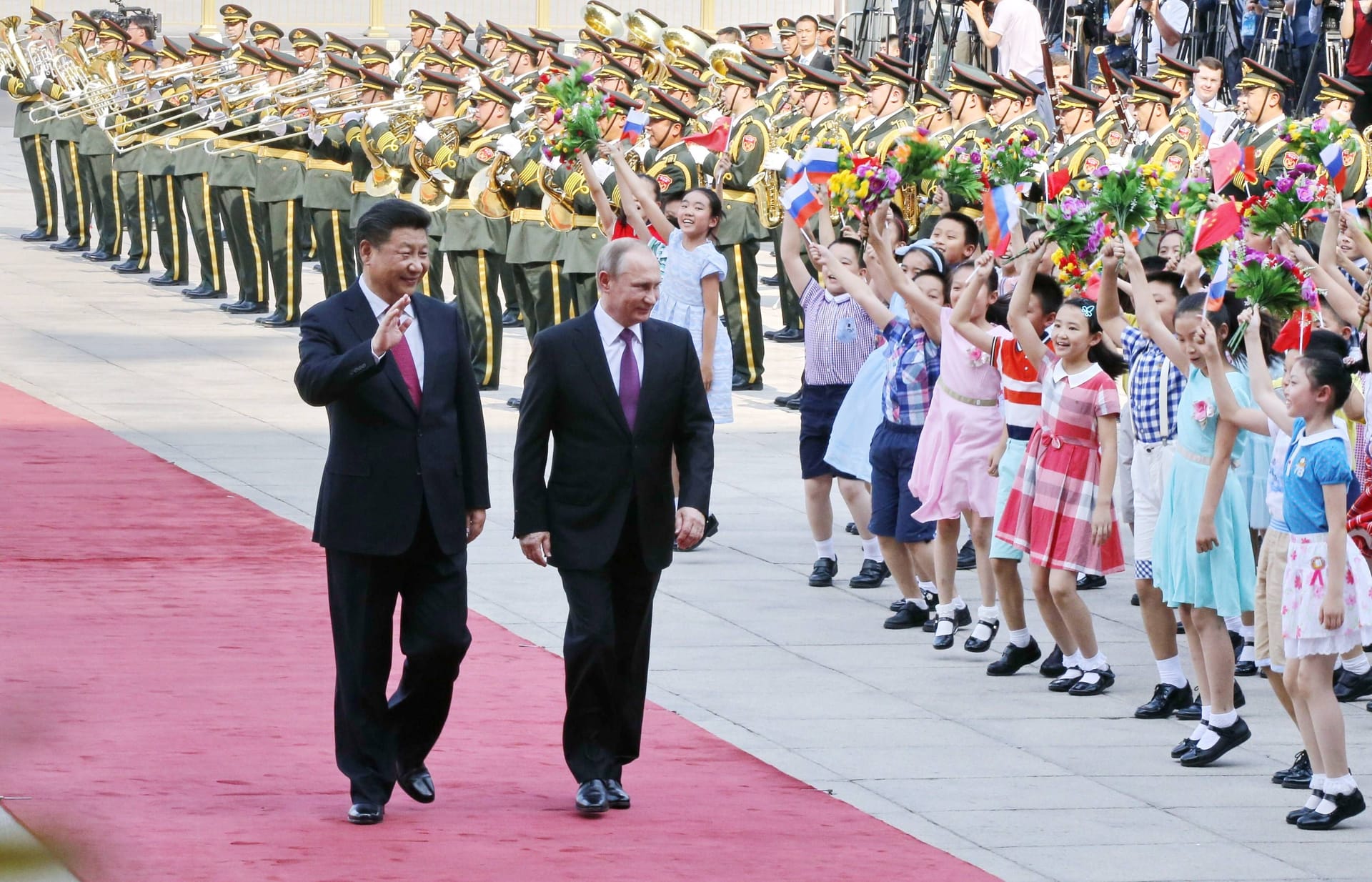 Öffentlich groß inszenierte Auftritte der beiden gab es genüge. Hier wird Putin in Shanghai von Xi mit einer Begrüßungszeremonie empfangen.