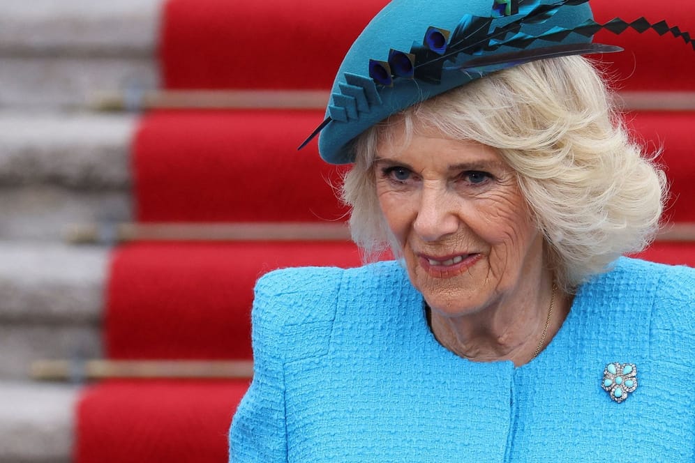 Königsgemahlin Camilla: Die Britin kam im blauen Look.