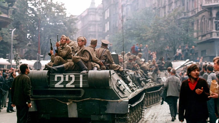 Panzer in der Innenstadt von Prag: Bewegungen für mehr Demokratie in der damaligen Tschechoslowakei wurden 1968 von Soldaten des Warschauer Paktes unter sowjetischer Führung niedergeschlagen.