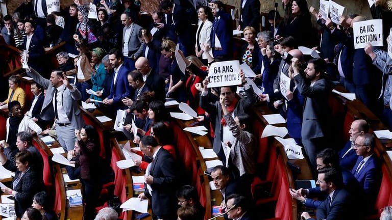 Linke Abgeordnete zeigen ihren Protest in der Nationalversammlung: Die Opposition ist gegen die Rentenreform.