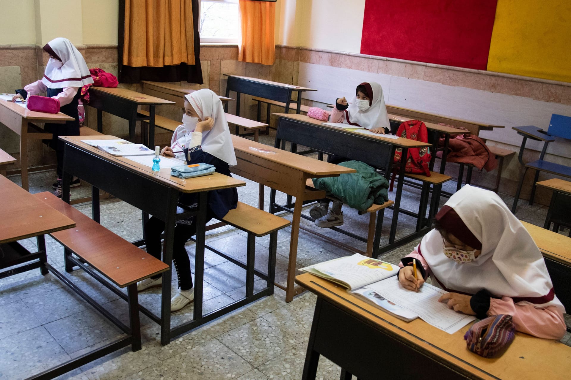 Schülerinnen in einer Schule in Teheran (Archivbild): An einigen Schulen sollen Mädchen gezwungen worden sein, Videos sexualisierter Gewalt anzuschauen.