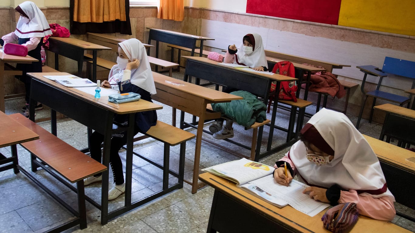 Schülerinnen in einer Schule in Teheran (Archivbild): An einigen Schulen sollen Mädchen gezwungen worden sein, Videos sexualisierter Gewalt anzuschauen.