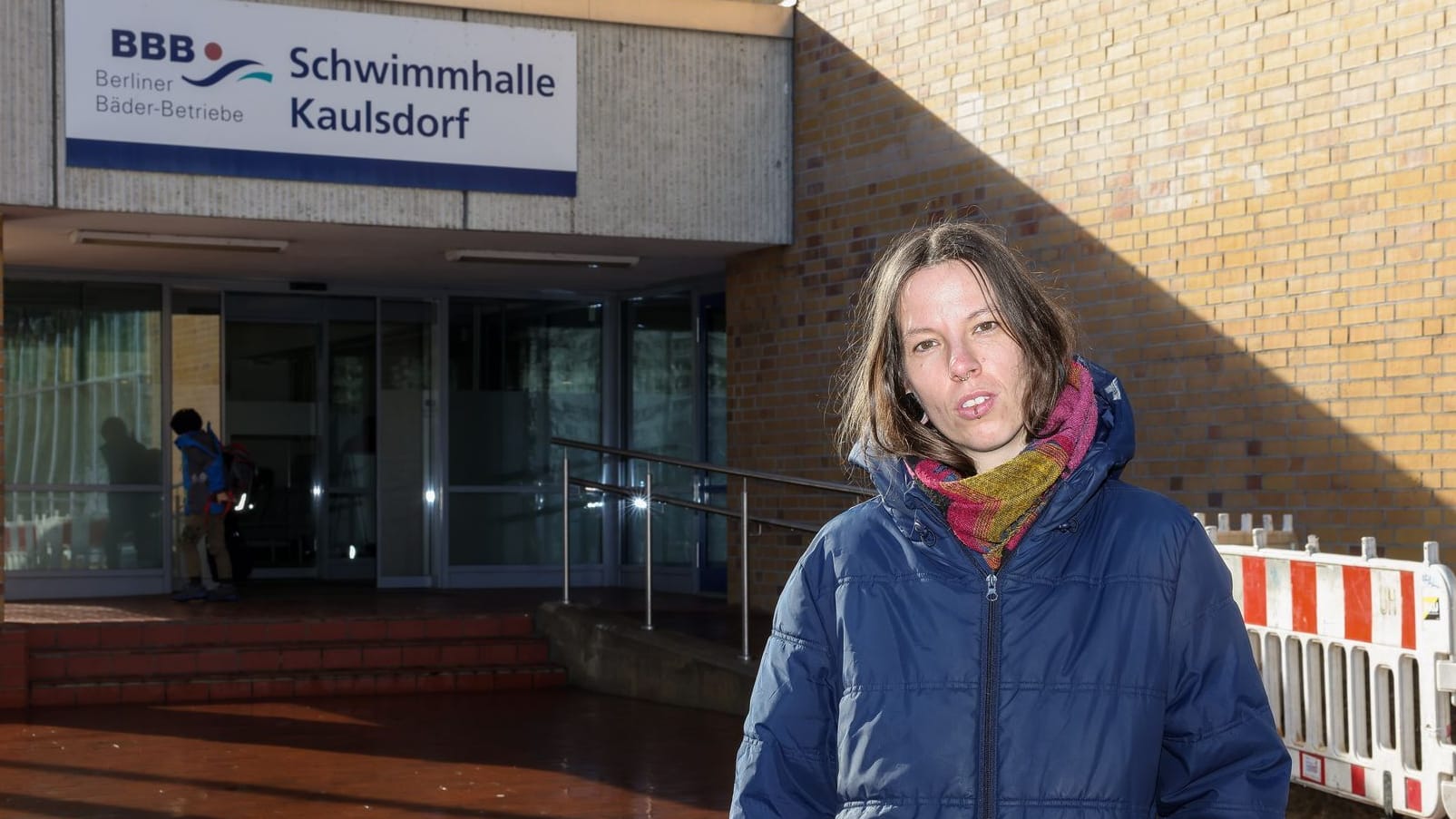 Lotte Mies steht vor der Schwimmhalle Kaulsdorf: Die Berlinerin hat erreicht, dass das Oben-ohne-Baden in Berliner Schwimmhallen für Frauen nicht mehr zum Problem werden soll. Lotte Mies steht vor der Schwimmhalle Kaulsdorf: Die Berlinerin hat erreicht, dass das Oben-ohne-Baden in Berliner Schwimmhallen für Frauen nicht mehr zum Problem werden soll.