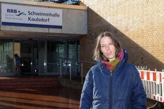 Lotte Mies steht vor der Schwimmhalle Kaulsdorf: Die Berlinerin hat erreicht, dass das Oben-ohne-Baden in Berliner Schwimmhallen für Frauen nicht mehr zum Problem werden soll.