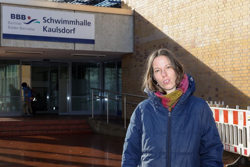 Lotte Mies steht vor der Schwimmhalle Kaulsdorf: Die Berlinerin hat erreicht, dass das Oben-ohne-Baden in Berliner Schwimmhallen für Frauen nicht mehr zum Problem werden soll.