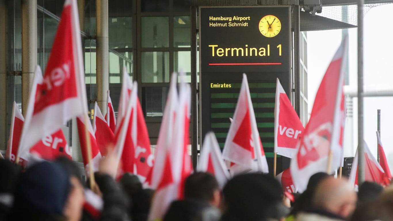 Streikende Mitarbeiter stehen vor dem Terminal 1 am Flughafen Hamburg (Archivbild): Die Gewerkschaft Verdi plant schon den nächsten Streik.