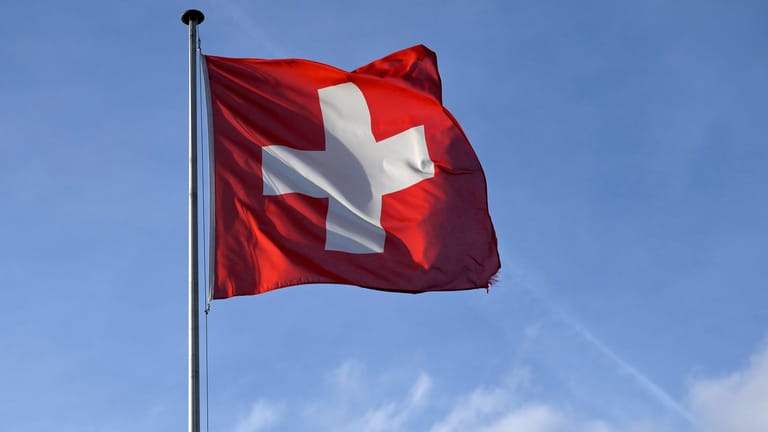 Schweizer Flagge (Symbolfoto): Dem Land wird vorgeworfen, sich um die Umsetzung des Ölembargos zu drücken.