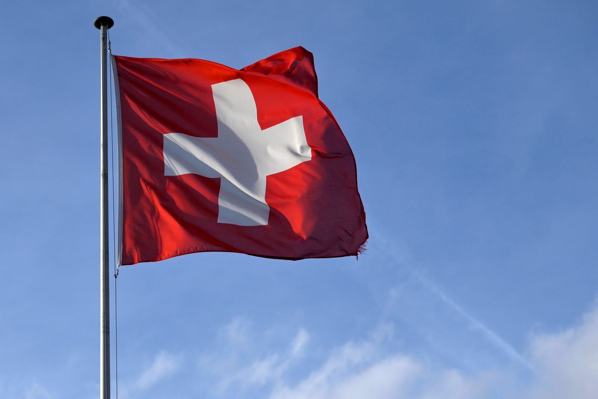 Schweizer Flagge (Symbolfoto): Dem Land wird vorgeworfen, sich um die Umsetzung des Ölembargos zu drücken. Schweizer Flagge (Symbolfoto): Dem Land wird vorgeworfen, sich um die Umsetzung des Ölembargos zu drücken.