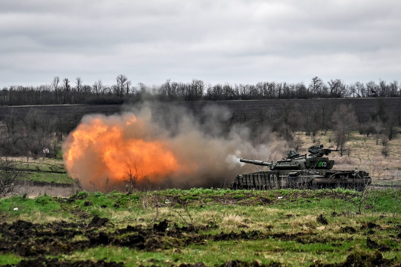 Angriffsübungen von Panzerbesatzungen in der Ukraine: Ein Ende des Ukraine-Kriegs ist noch nicht in Sicht.