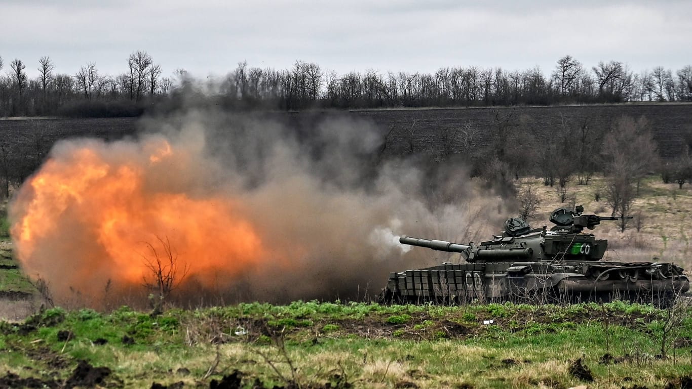 Angriffsübungen von Panzerbesatzungen in der Ukraine: Ein Ende des Ukraine-Kriegs ist noch nicht in Sicht.
