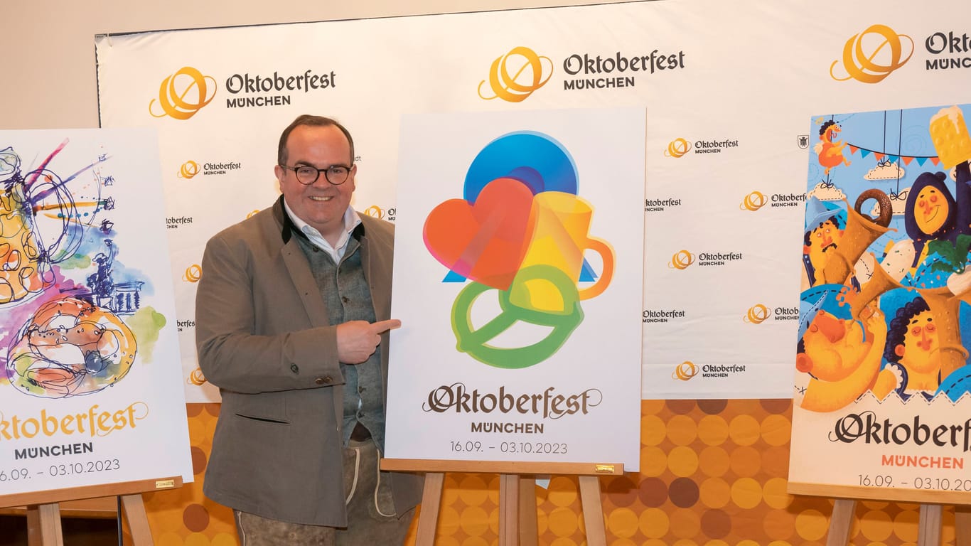Münchens Wirtschaftsreferent Clemens Baumgaertner (CSU) stellt das neue Oktoberfest-Plakat für 2023 vor (Archivbild): Die Wiesn ist ihm heilig.